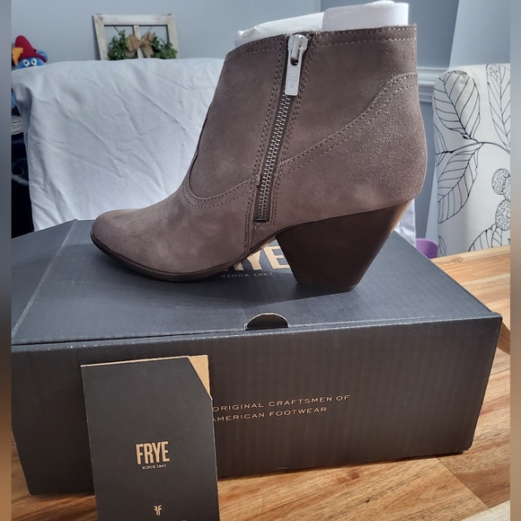 FRYE - NEW - Reinw Bootie 7.5M Taupe - Picture 3 of 5